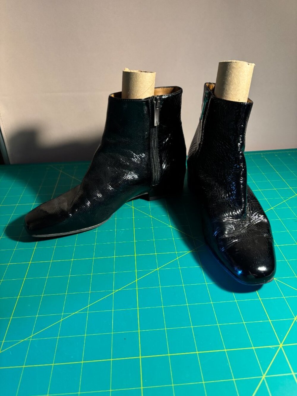 Aquatalia Chelsea Boots Black Crinkle Patent Leather 7 Side Zip Low Heel EUC